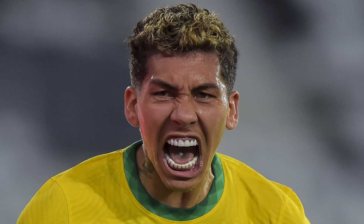 Al-Ahli aceita liberar Roberto Firmino ao Flamengo e pede R$ 45 milhões