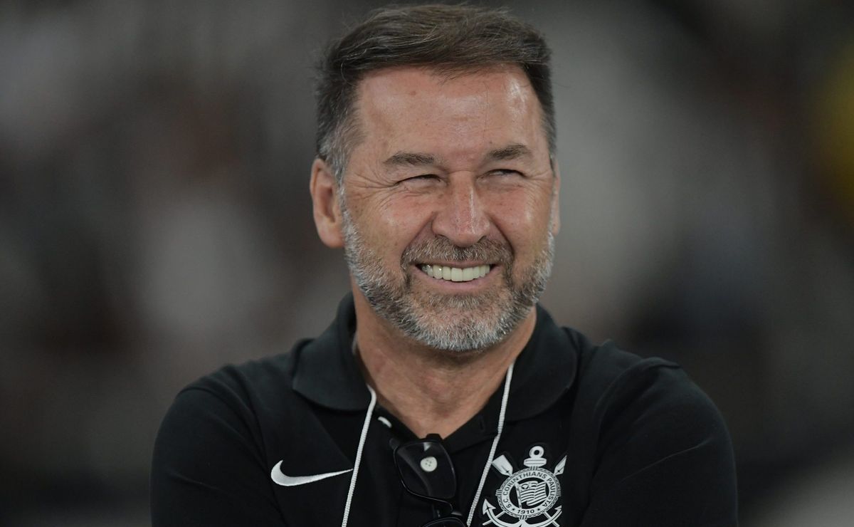 Augusto Melo decide assinar com craque por 5 anos e Corinthians vai renovar contrato de Breno Bidon