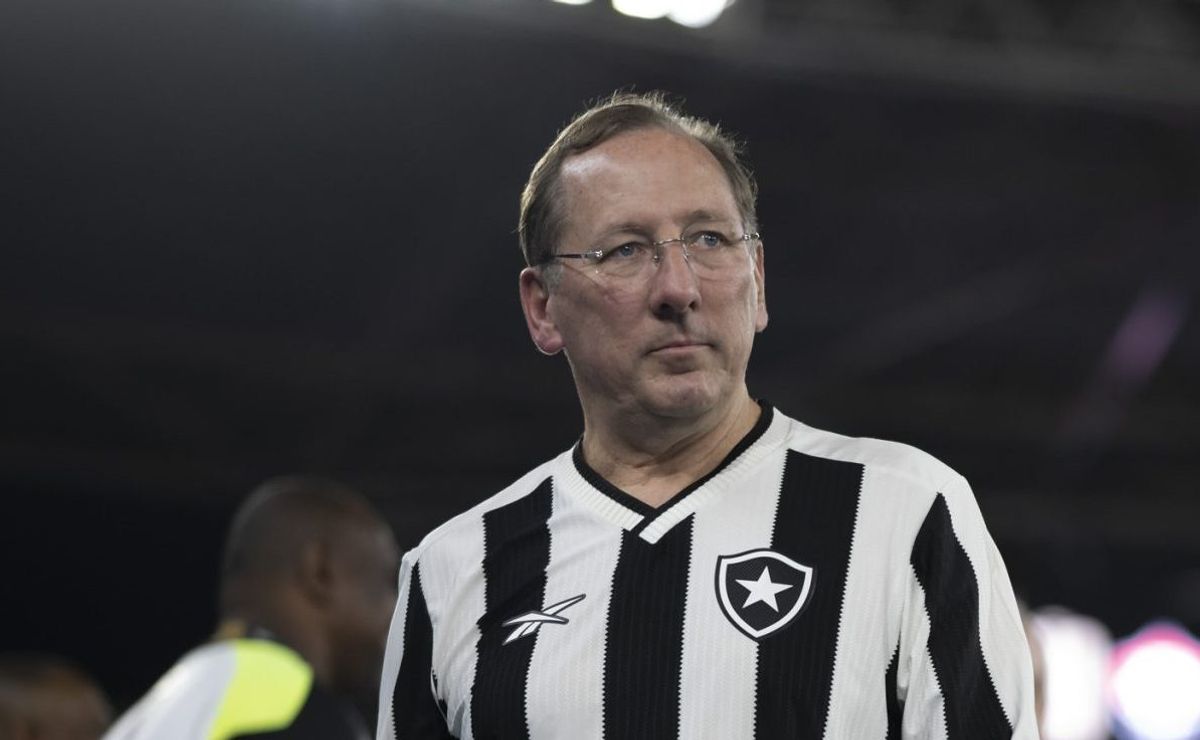 Botafogo de John Textor decide emprestar campeão da Libertadores e Hugo será do Vitória