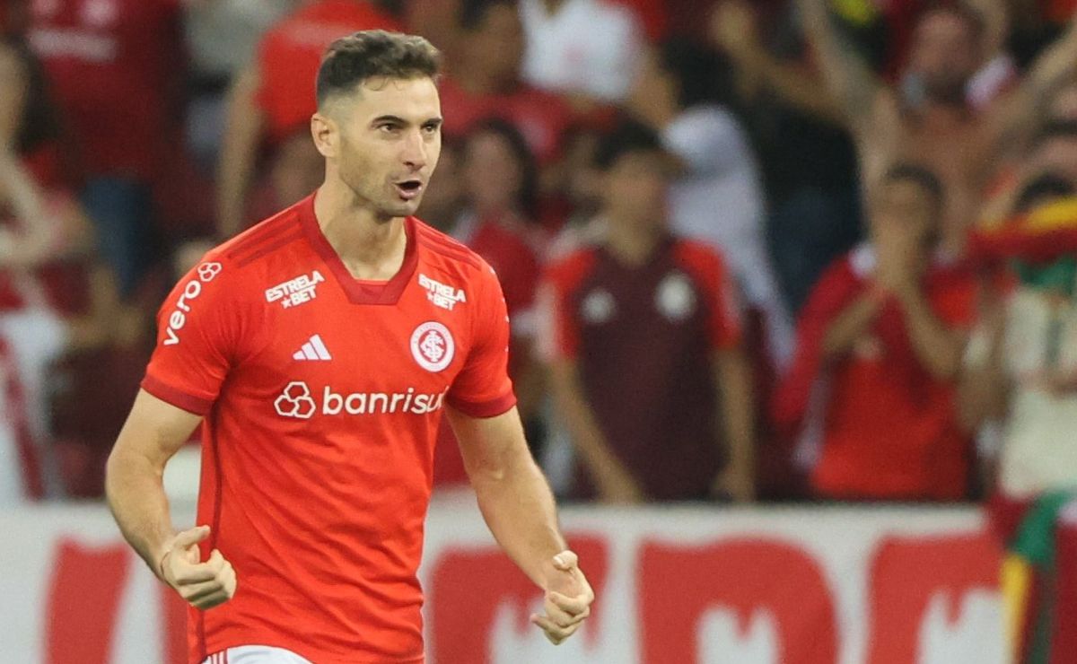 Internacional rescinde com Lucas Alario e centroavante assina com gigante argentino