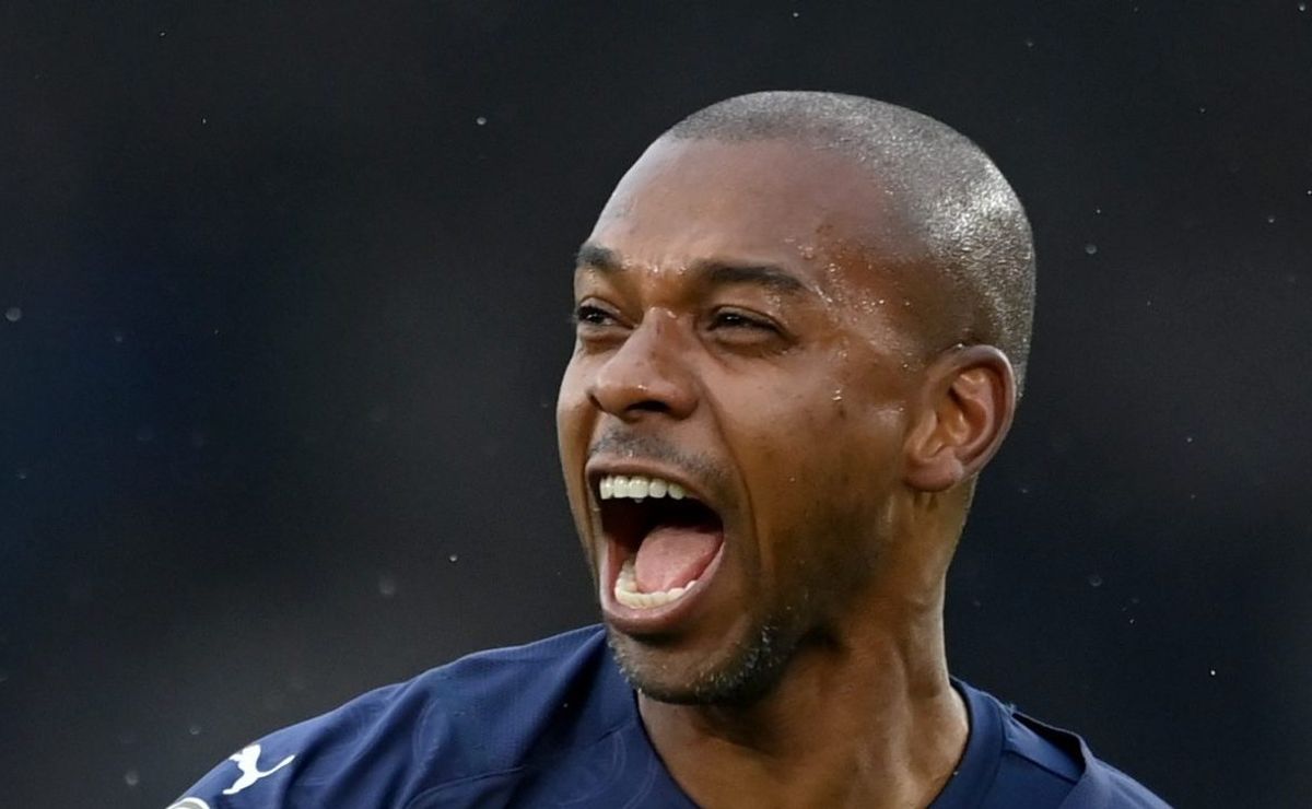Fernandinho pede salário de R$ 500 mil ao Santos e diretoria busca reduzir valor