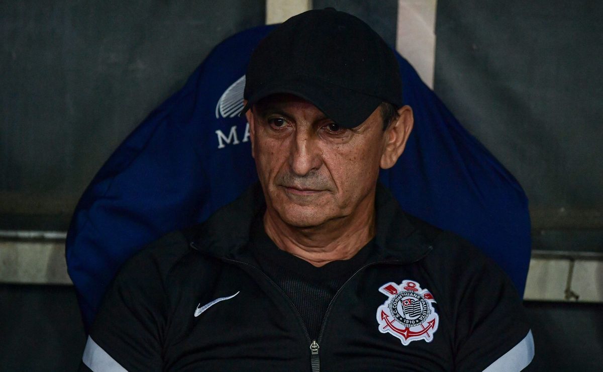 Ramón Díaz é informado que Rodrigo Garro volta ao Corinthians na terça-feira (7)