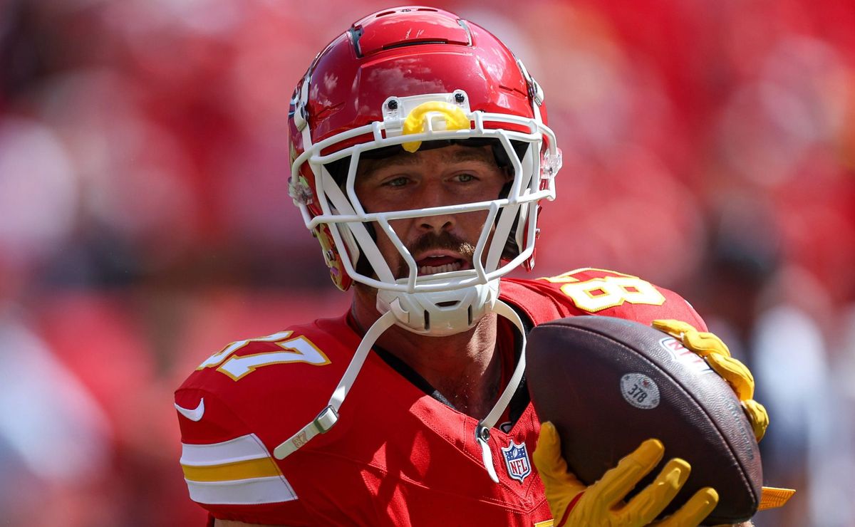NFL aplica forte multa a estrela do Chiefs Travis Kelce por ação controversa em jogo contra os Steelers