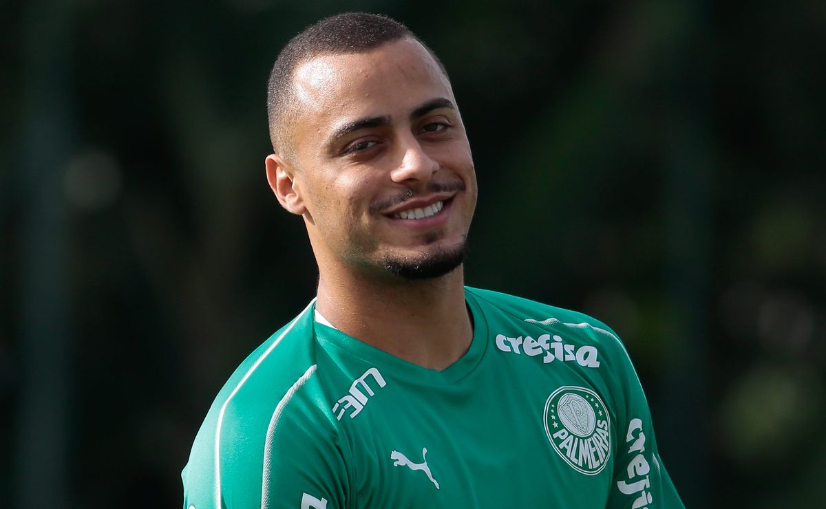 Arthur Cabral recebe proposta oficial e pode voltar ao Brasil para assinar contrato em rival do Palmeiras