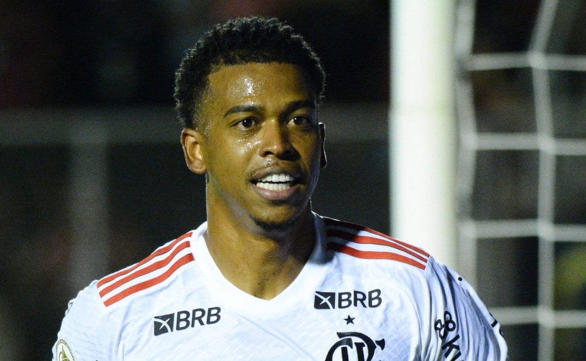 Carlinhos aceita projeto de outro clube brasileiro e irá deixar o Flamengo se Filipe Luís liberá-lo