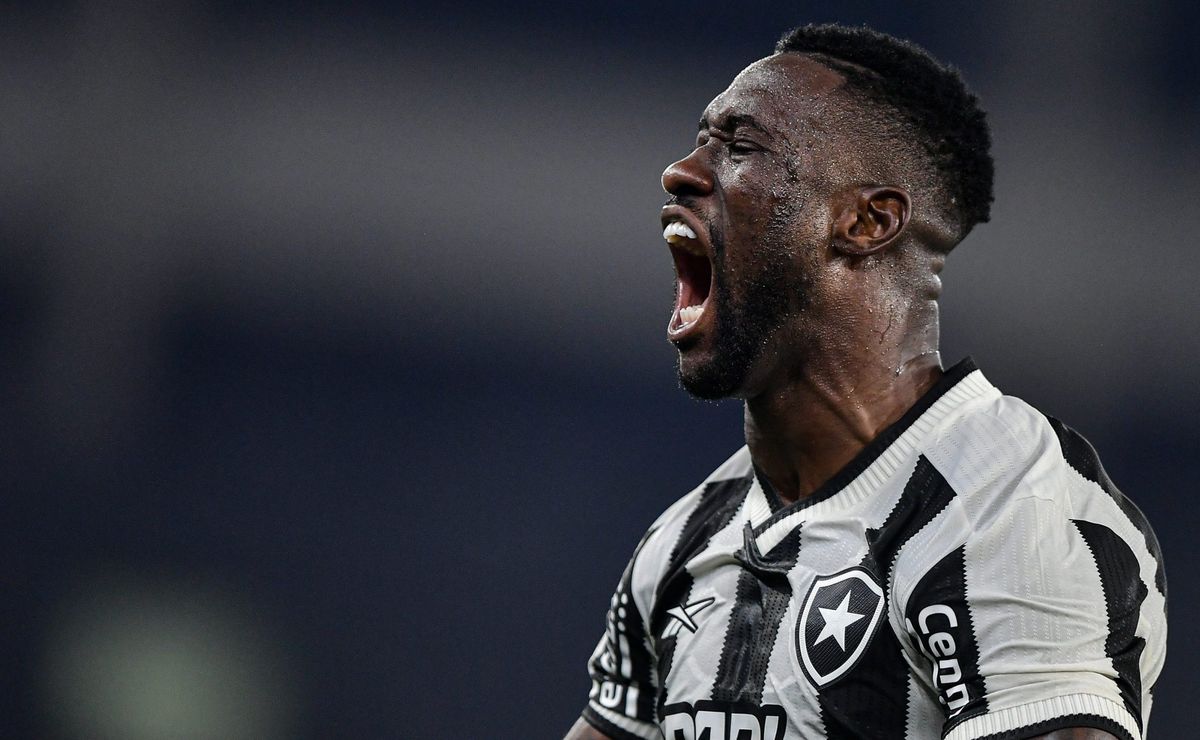 Venda de Bastos do Botafogo para o Corinthians por 15 milhões é aprovada por torcedor