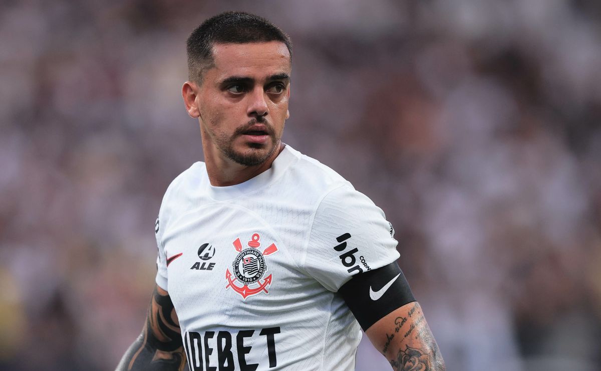 Fagner aparece no site oficial do Corinthians e Augusto Melo toma decisão sobre o lateral