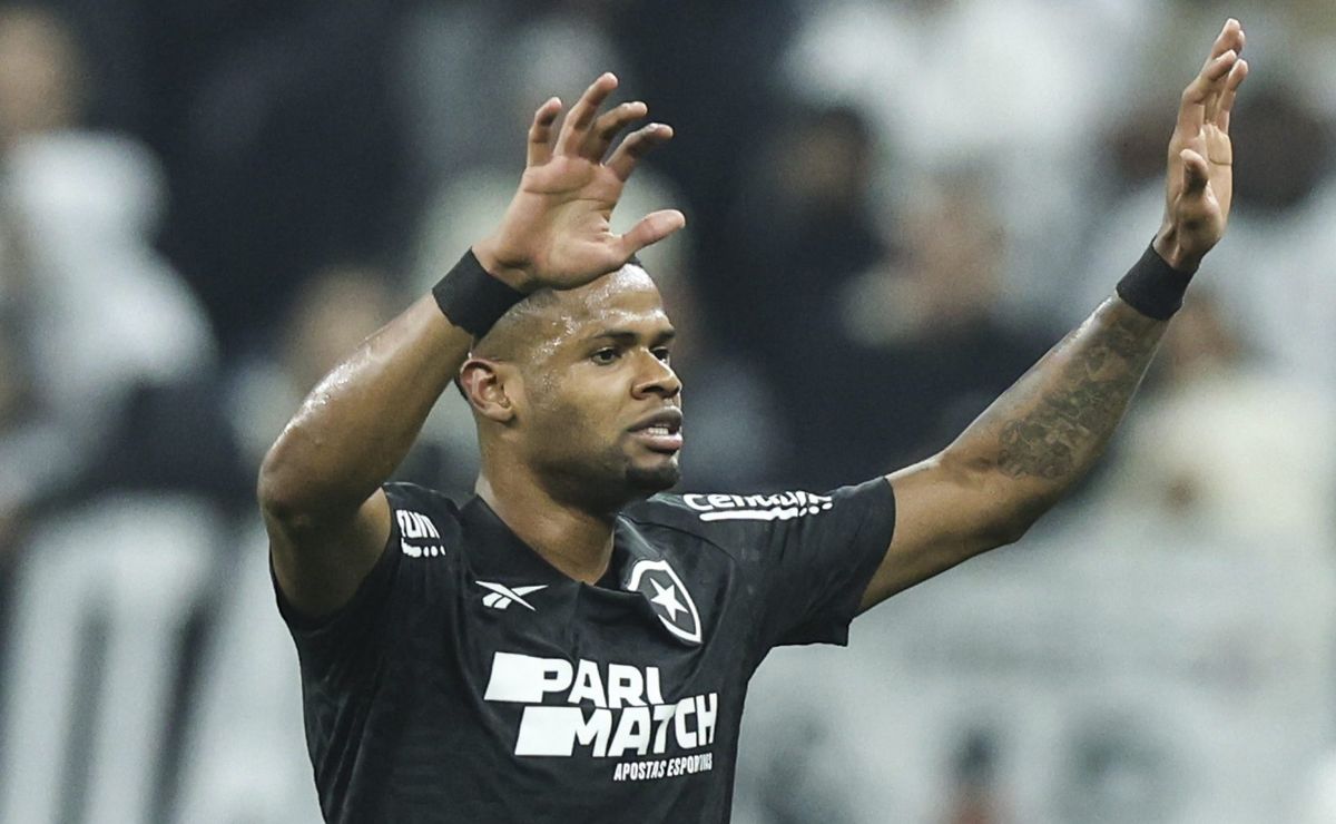 John Textor define preço e quer R$ 49 milhões para o Botafogo vender Junior Santos