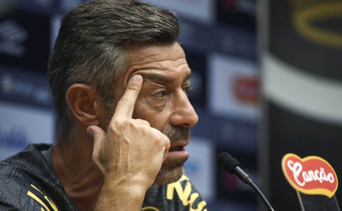 Pedro Caixinha perde a paciência com Yusupha Njie em jogo-treino e africano está próximo de adeus no Santos