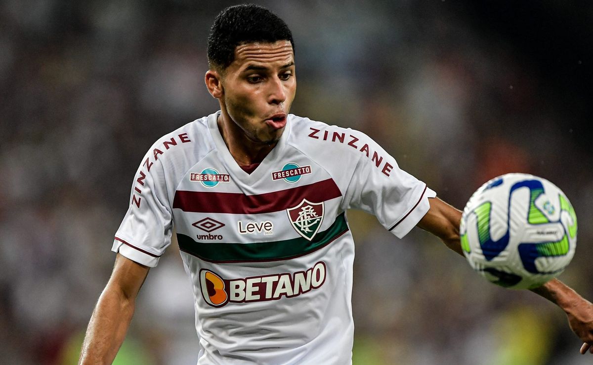 Alexsander detalha sua relação com Marcelo e convivência no elenco do Fluminense
