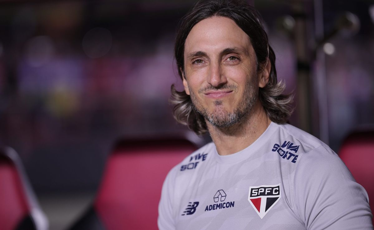 São Paulo tenta fechar com 5 pedidos de Zubeldía sendo um centroavante, atacante de lado e +3