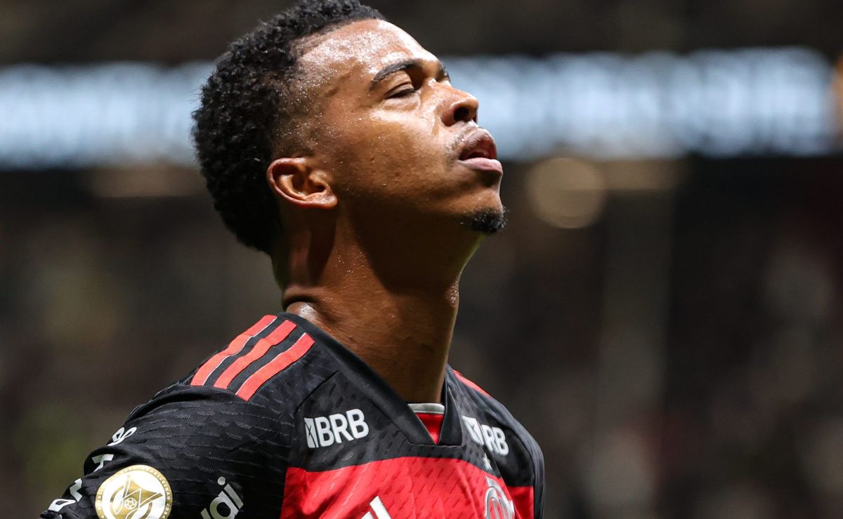 Carlinhos trocando o Flamengo pelo Vitória tem contradição e atacante tem conversas em andamento, diz diretor