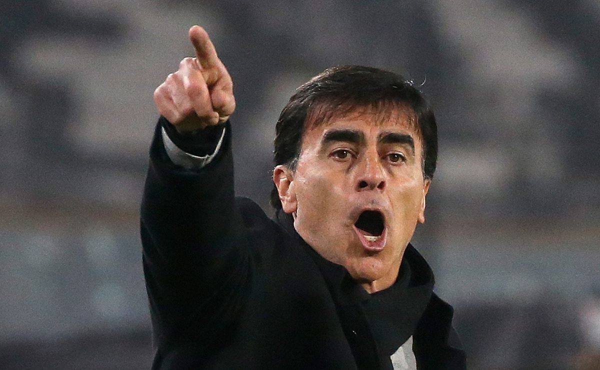 Quinteros pede reforço de R$ 30 milhões no Grêmio após recusa de Villa