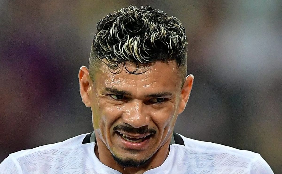 Tiquinho Soares mal chega ao Santos e manda primeiro recado a Caixinha: “Feliz de assinar”