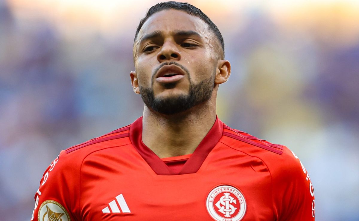 Vasco não desiste e Pedrinho tenta convencer Wanderson, do Internacional, a reduzir salário para assinar