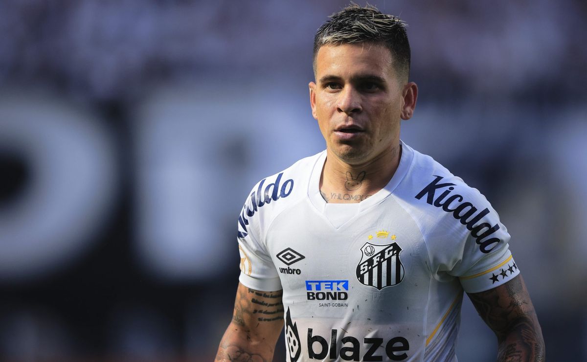 Santos vê Atlético-MG não desistir de Soteldo e situação chega a Pedro Caixinha