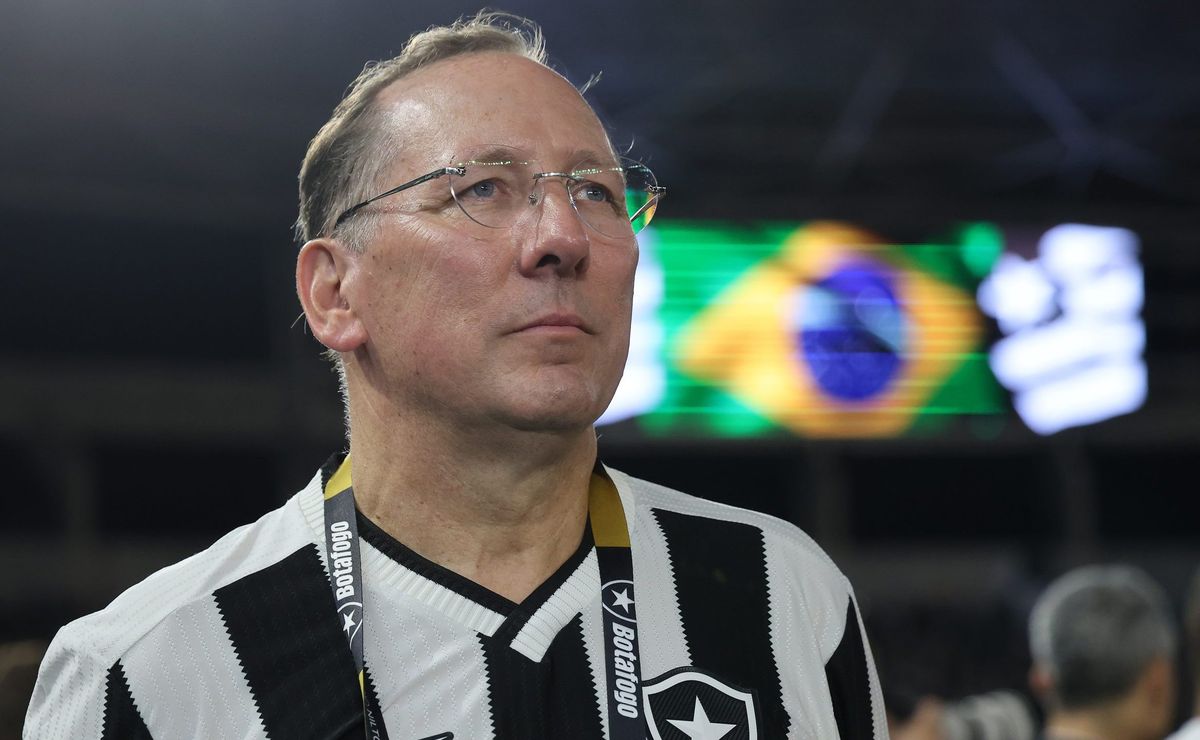 John Textor é surpreendido com alta pedida de centroavante para acertar com o Botafogo