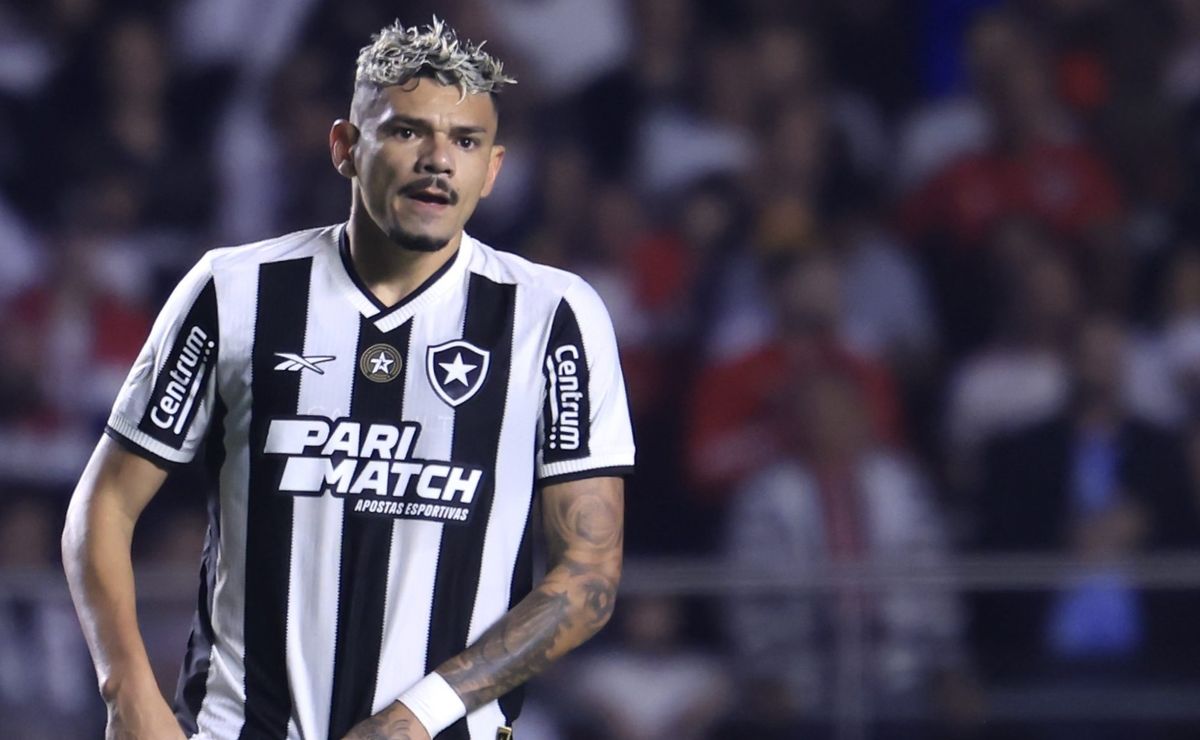 Santos toma nova decisão sobre Tiquinho Soares e Pedro Caixinha pode não contar com atacante na estreia