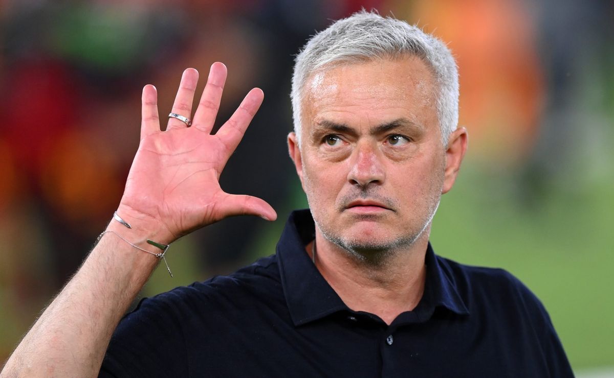 José Mourinho aprova e Fenerbahçe-TUR prepara oferta de R$ 50 milhões ao Flamengo por Ayrton Lucas