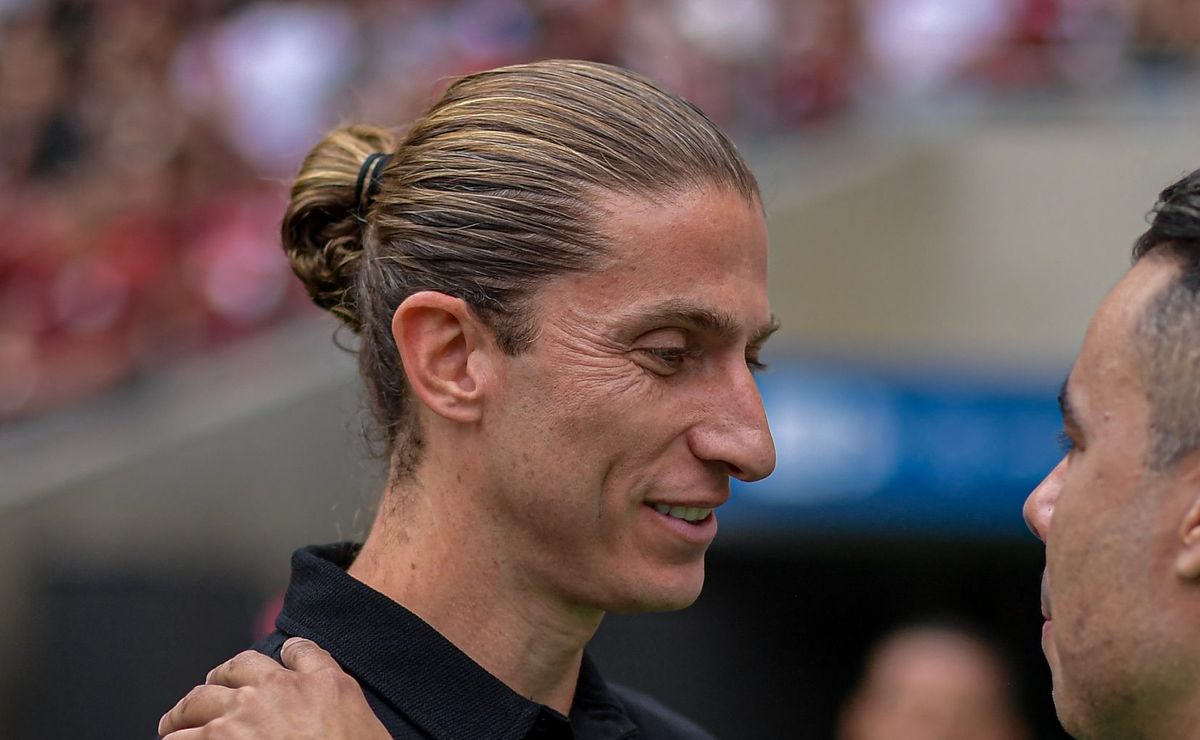 Vasco não irá entrar na disputa com Flamengo de Filipe Luís pela contratação de Danilo