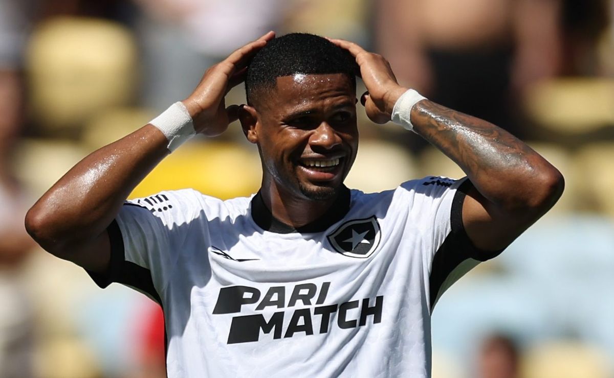 Em meio a negociação, Júnior Santos se apresenta no Botafogo e manda recado para torcida