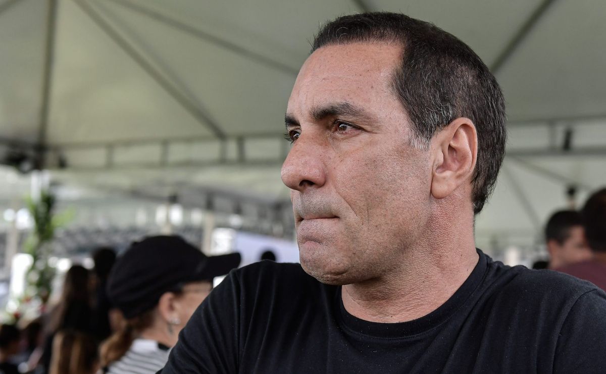 Edmundo expõe desvantagem do Vasco em comparação aos rivais: “Isso contribui”
