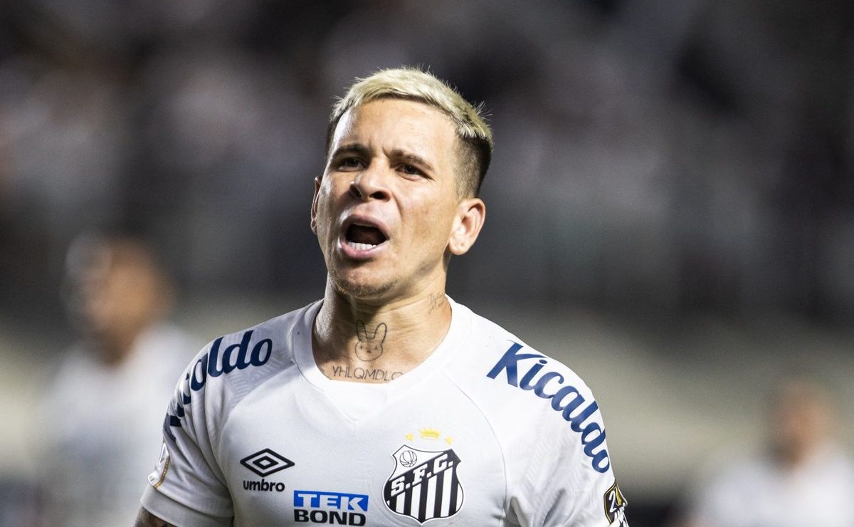 Soteldo é flagrado por câmeras revoltado no Santos após decisão de Pedro Caixinha de substituí-lo