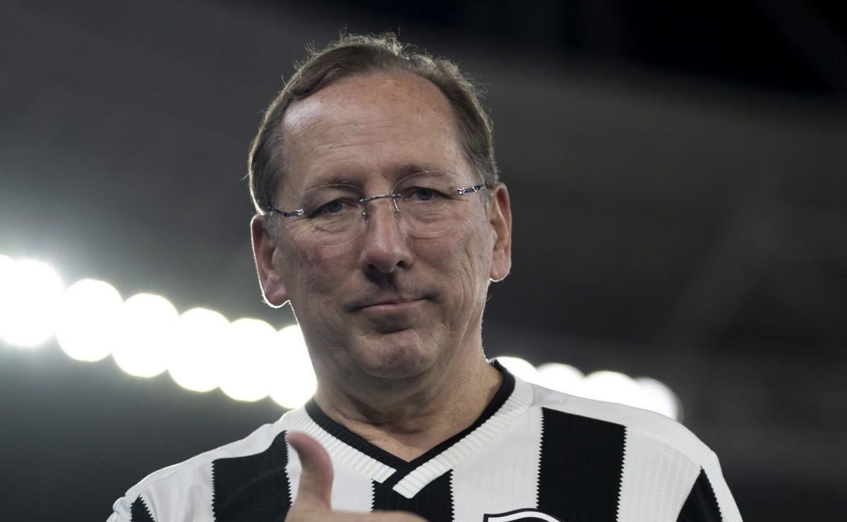 Flamengo decide não entrar na disputa e deixa Textor com caminho livre para fechar com Wendell