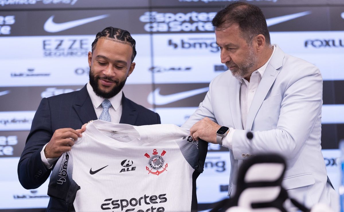 Augusto Melo fala sobre contrato de Memphis Depay e critica gestões anteriores