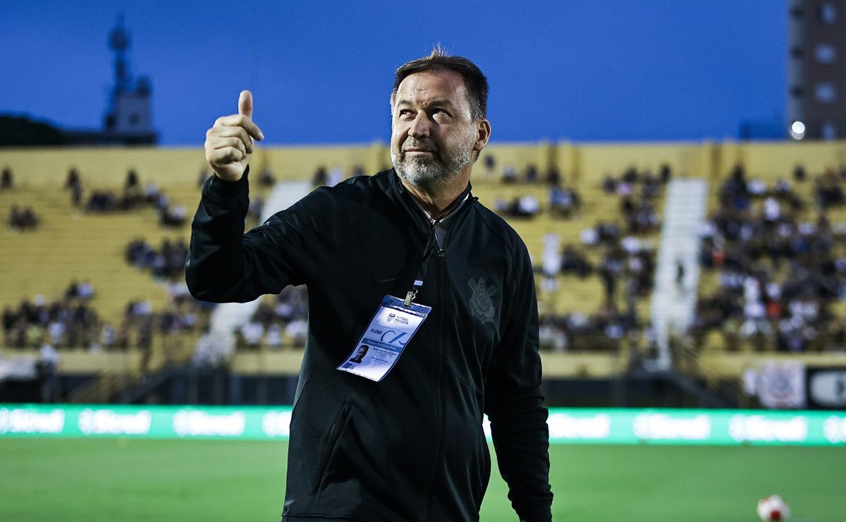 Augusto Melo confirma o interesse na renovação contratual do Corinthians com atacante Giovane