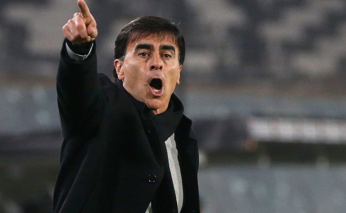 Gustavo Quinteros decide permanecer com Edenilson no Grêmio