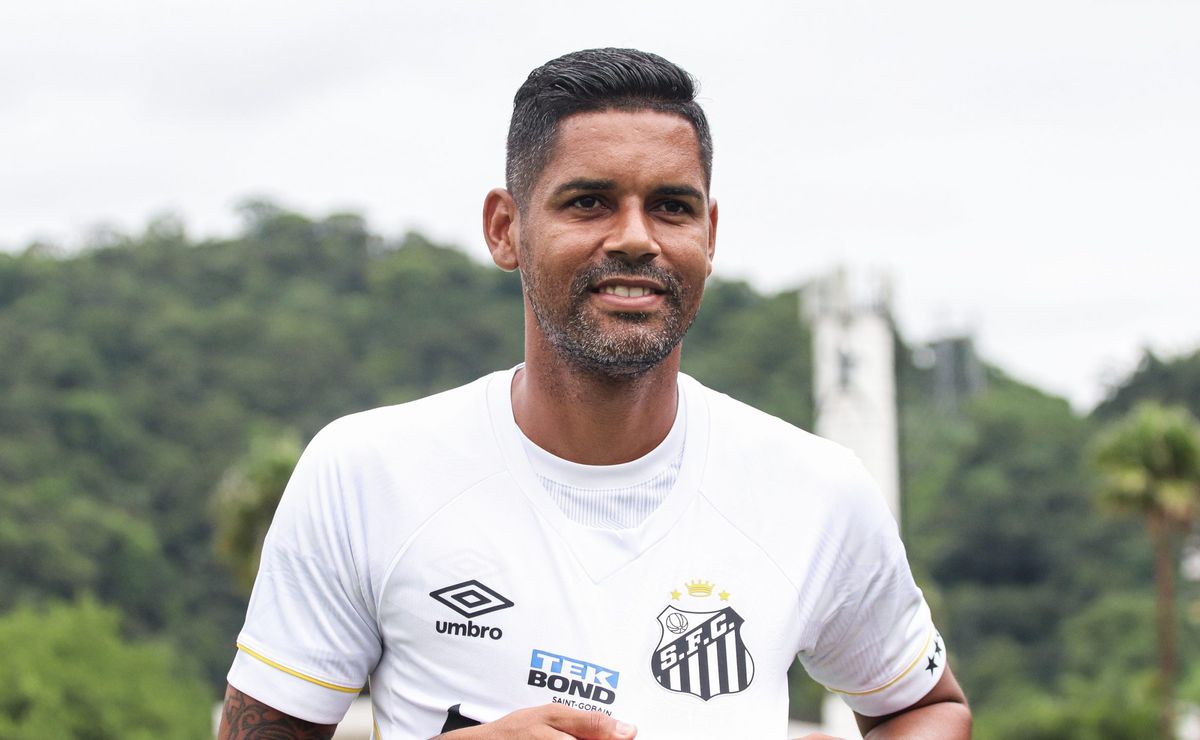 Lesionado, Aderlan, do Santos, aproveita para tirar licença de treinador