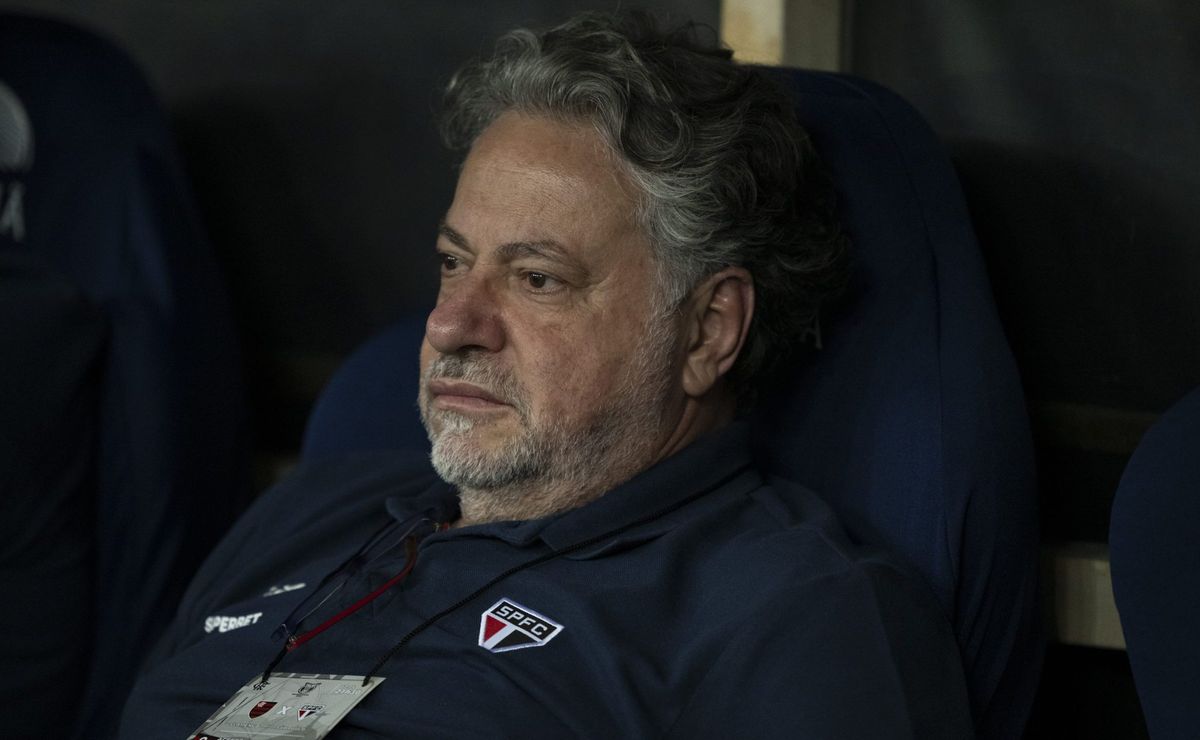 Ida de Casares aos Estados Unidos abre brecha para oposição ganhar força no São Paulo; entenda