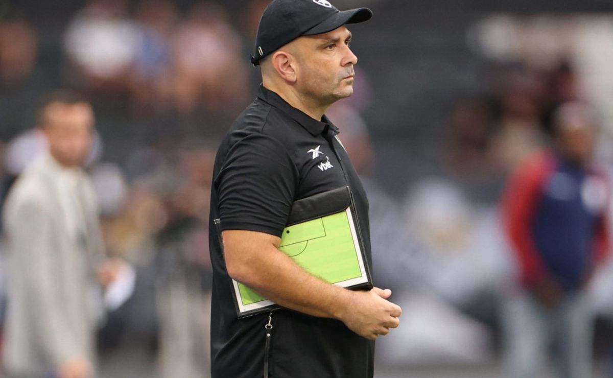 Carlos Leiria, técnico do Botafogo, assume erro em derrota para o Sampaio no Carioca