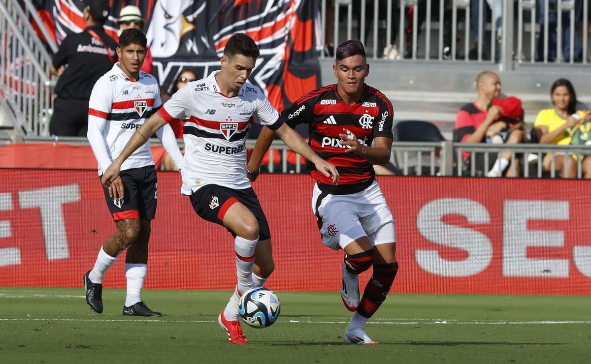 Oscar tem atuação apagada contra o Flamengo e não passa despercebido no Tricolor
