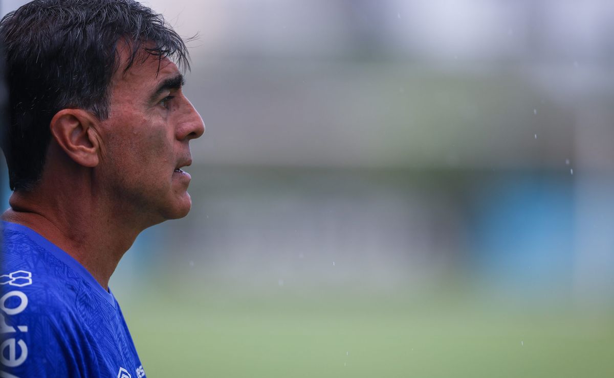 Quinteros já tem 1º problema com jogador pedindo para sair do Grêmio e Adriel procura novo clube