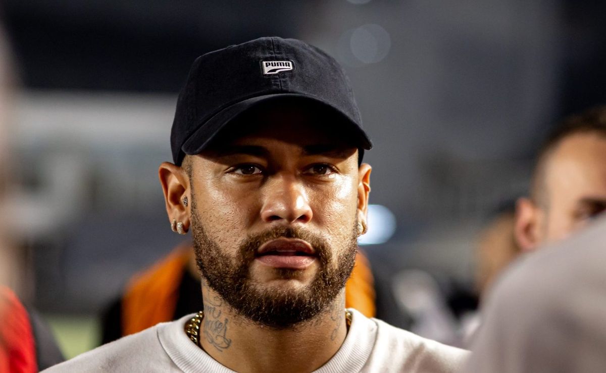 Neymar discute projeto com Santos e exige SAF para permanecer no clube após junho