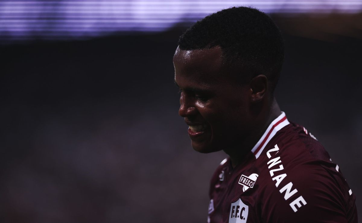 John Arias volta a treinar com bola no Fluminense após desconforto muscular