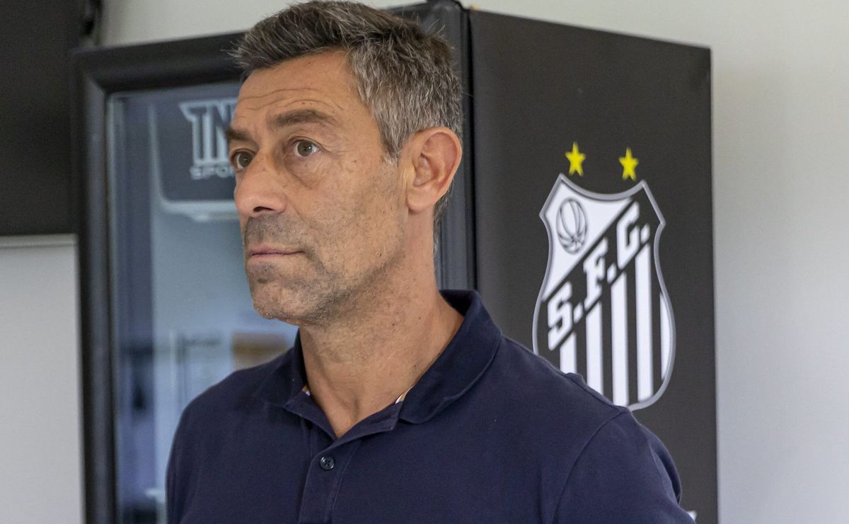 Pedro Caixinha aprova saída e Santos negocia empréstimo de Lucas Braga com o Vitória