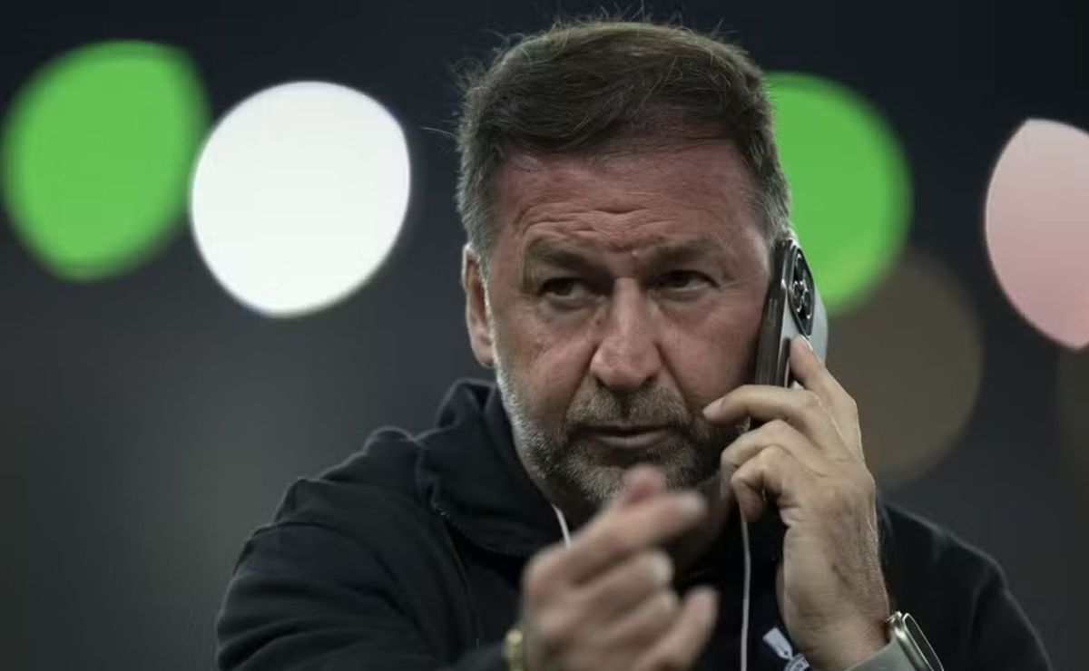 Augusto Melo ignora multa rescisória de R$ 123 milhões e Léo Agostinho não joga mais pelo Corinthians