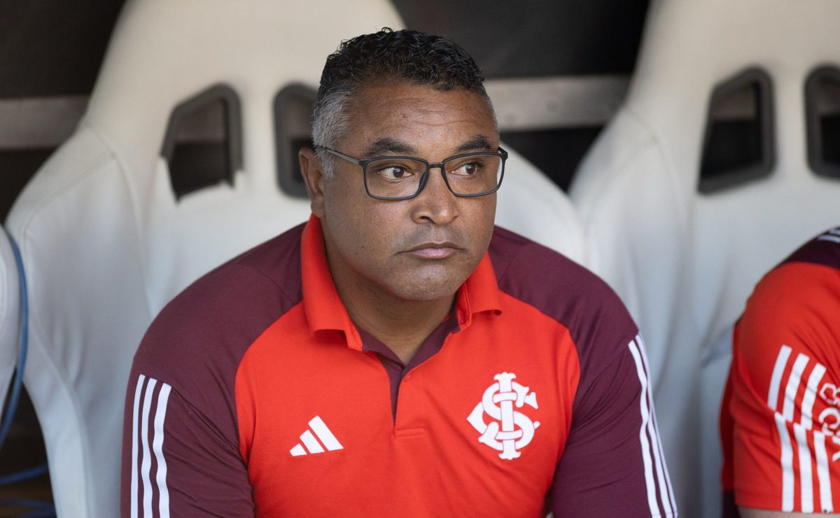 Roger Machado comunica Santos e Internacional demonstra interesse na contratação de Vinicius Zanocelo