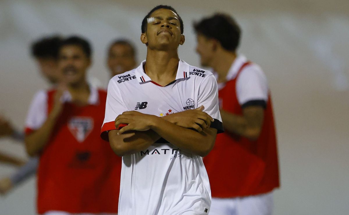 Ryan Francisco leva Arboleda e web à loucura na Copinha