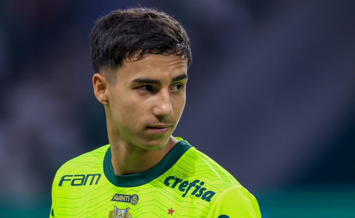 Vendido por R$ 230 milhões, Vitor Reis quase trocou o Palmeiras pelo Santos