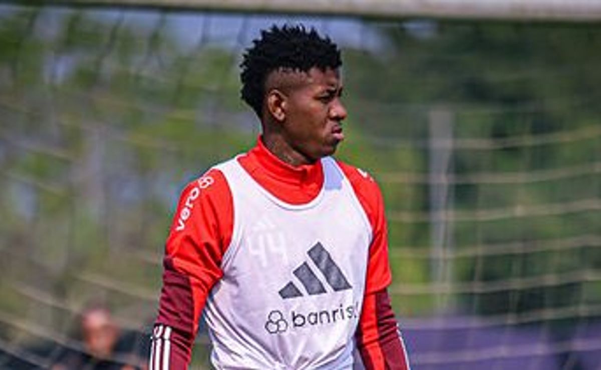 Vitão aceita jogar no Flamengo, fecha salário de R$ 1 milhão e aguarda liberação do Internacional