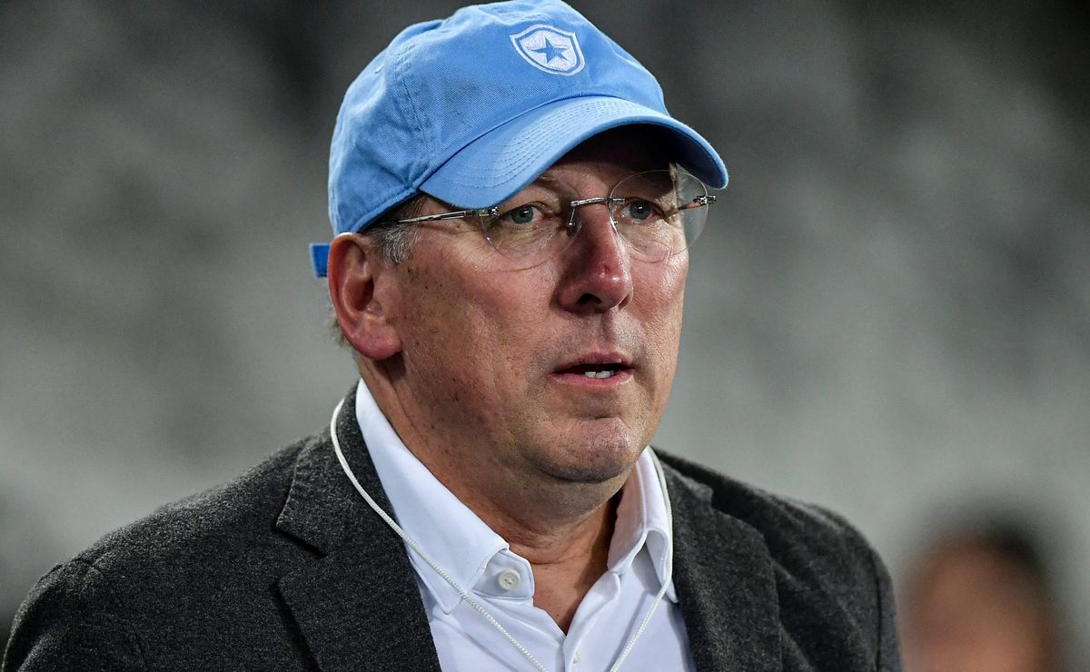 John Textor tenta 'driblar' impasse para fechar com Bitello por R$ 112 milhões