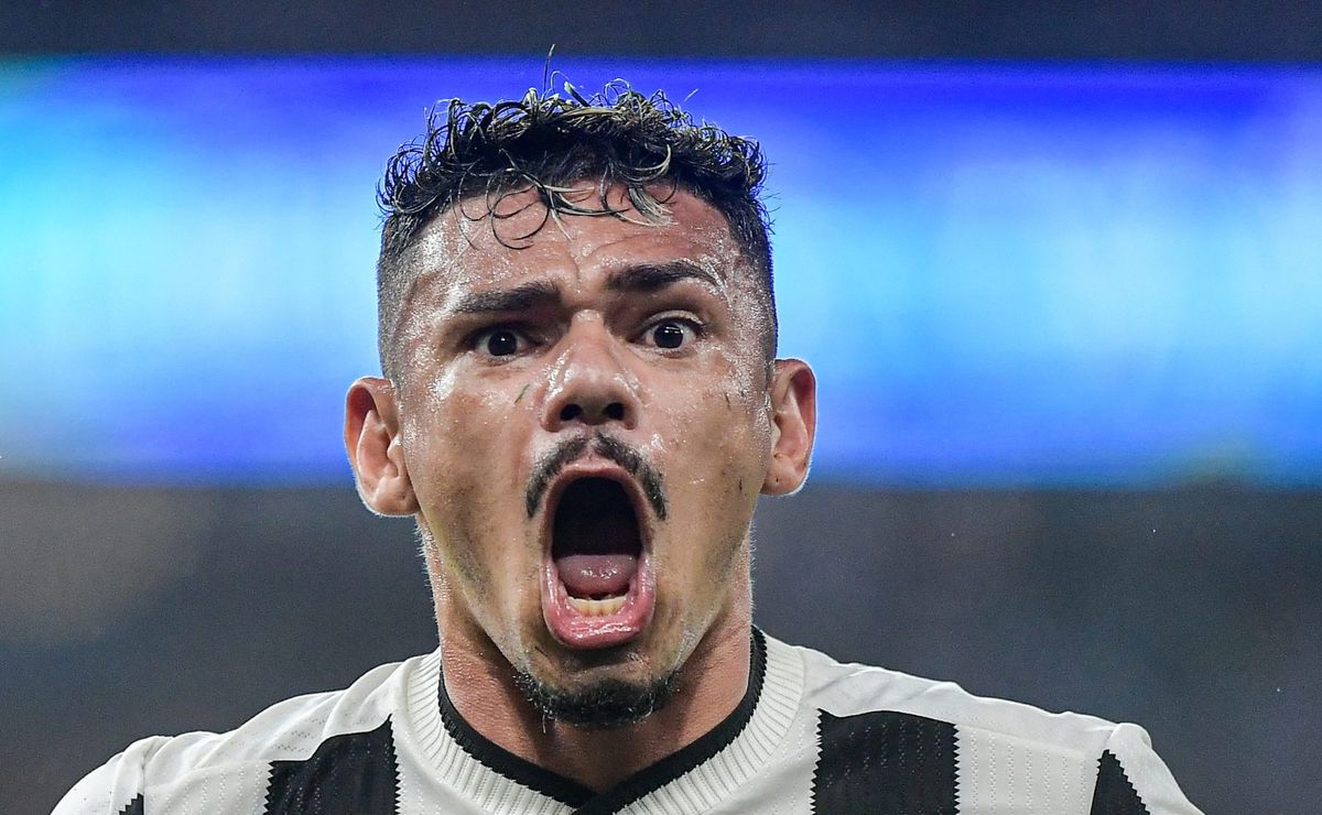 Tiquinho Soares ainda não foi anunciado pelo Santos e situação gera incômodo na Vila Belmiro