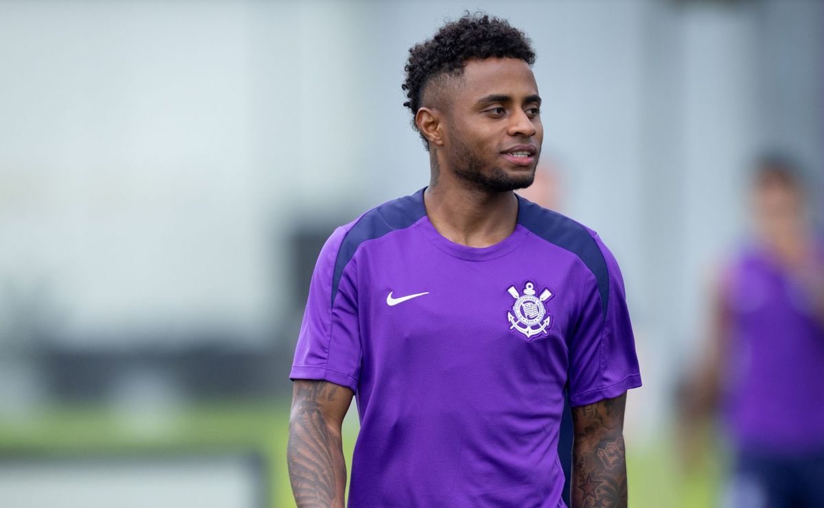 Palacios volta a atuar no Corinthians após um ano afastado devido a uma lesão