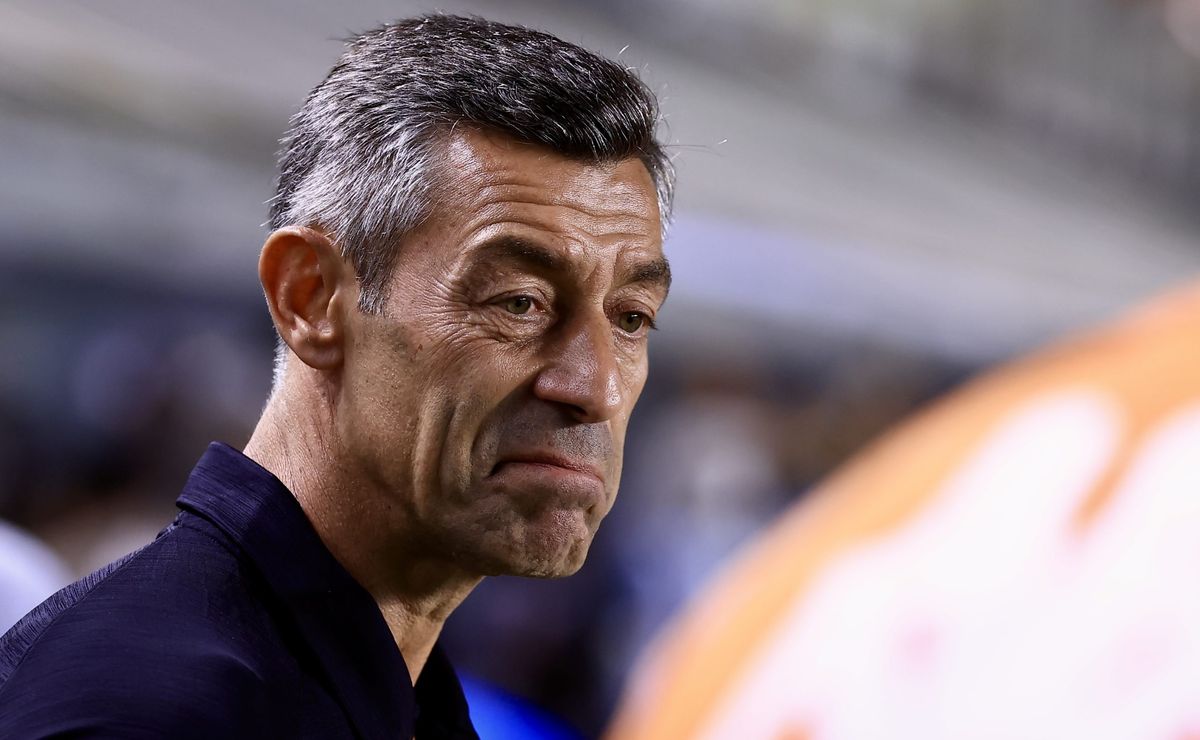 Santos continua a faxina no elenco com Pedro Caixinha e Julio Furch está fora dos planos