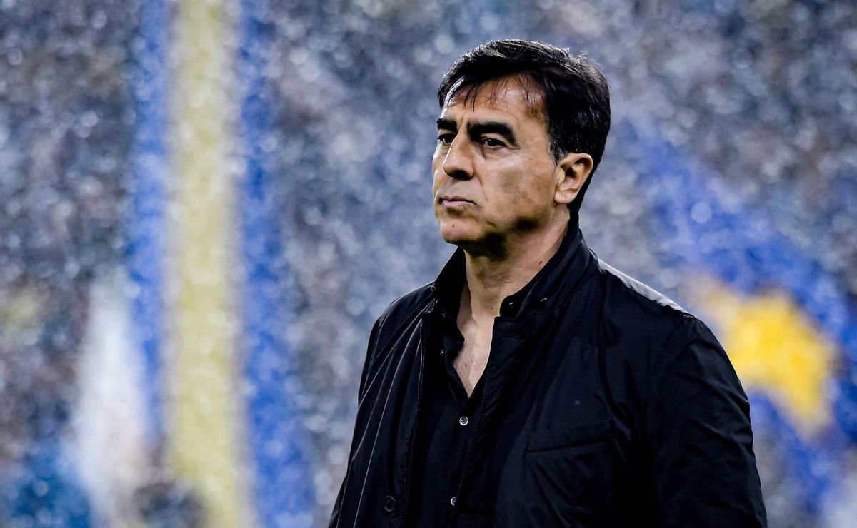 Gustavo Quinteros continua esperando reforços no Grêmio e manda recado à diretoria do Imortal