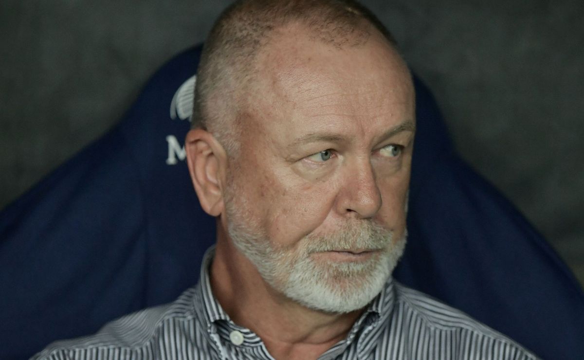 Mano Menezes comenta tempo de preparação e não considera Fluminense entre os principais na semifinal do Carioca
